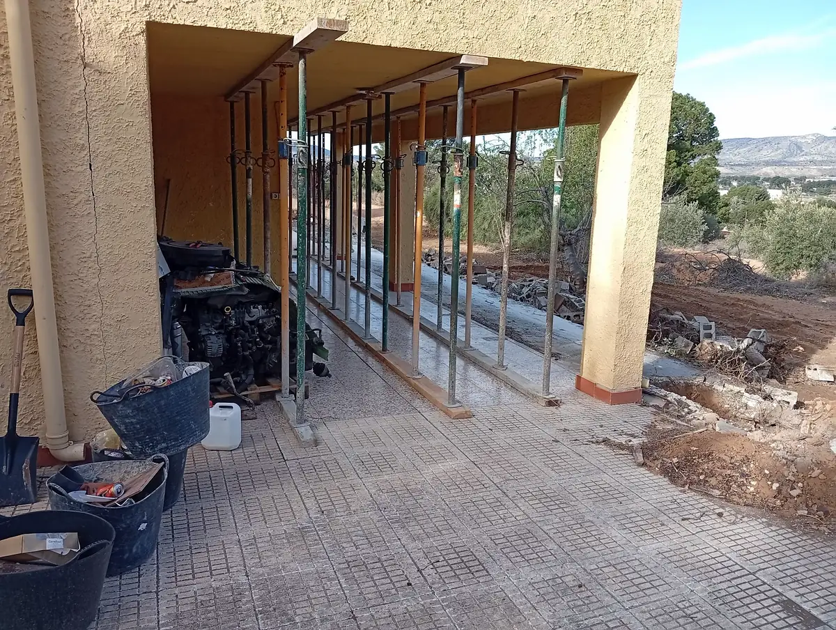 Estructura de un porche apuntalada