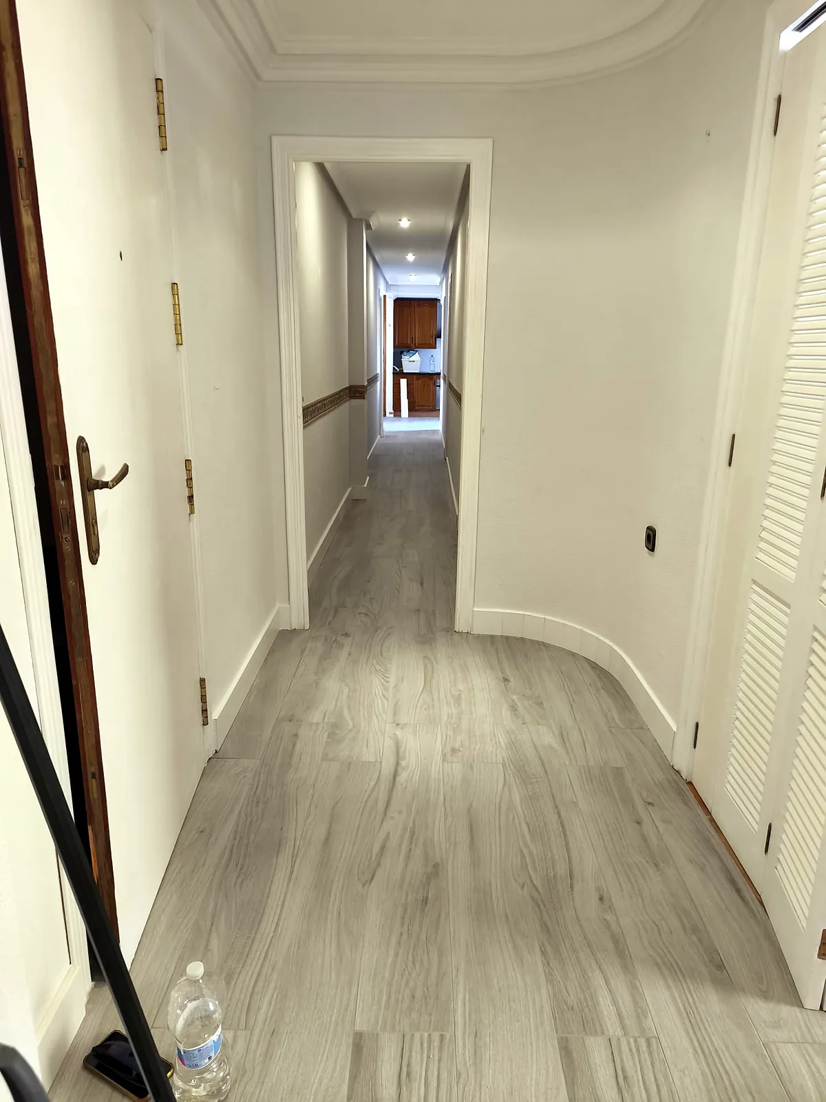 Pasillo con suelo laminado nuevo